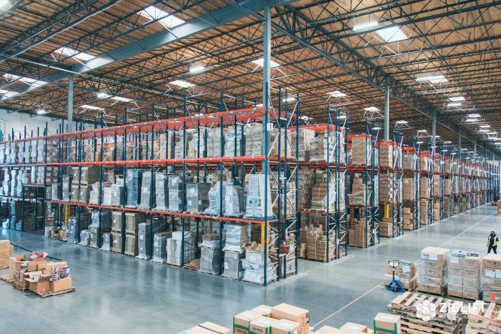 Rows of industrial pallet racks loaded with pallets in a Miami warehouse